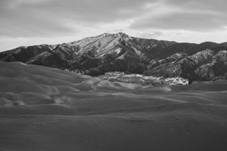 This black and white photo of a mountain has excellent image quality and sharpness.